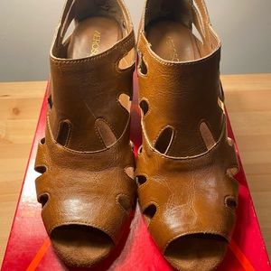 NWOT Aerosoles Fax Haven Brown/Tan Cut Out Peep Toe Heel Bootie (8.5 M)